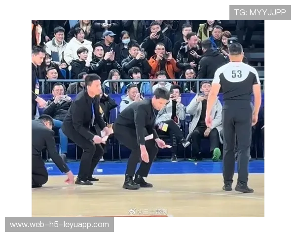 CBA 球迷冲进场外撒钱!原因离谱